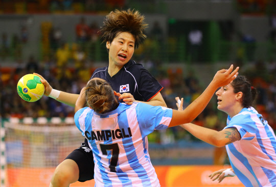 14일 오후(현지시간) 브라질 리우데자네이루 올림피코 파크 내 푸투루 경기장에서 열린 2016 리우올림픽 여자핸드볼 한국과 아르헨티나의 경기에서 한국의 권한나가 상대 수비를 뚫고 슛을 성공하고 있다.